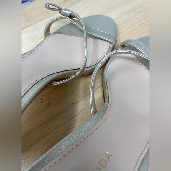 Pelle Moda Jadine Low Heeled Sandals Gold Metallic Size 5.5 New - Picture 11 of 11